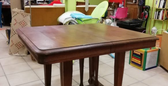 Table carrée en bois