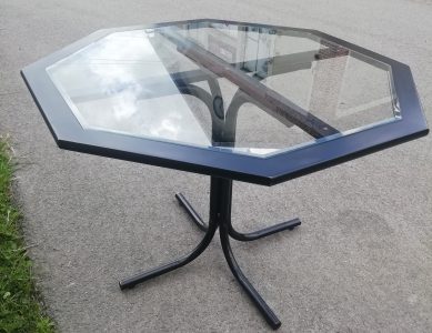 Table avec plateau en verre