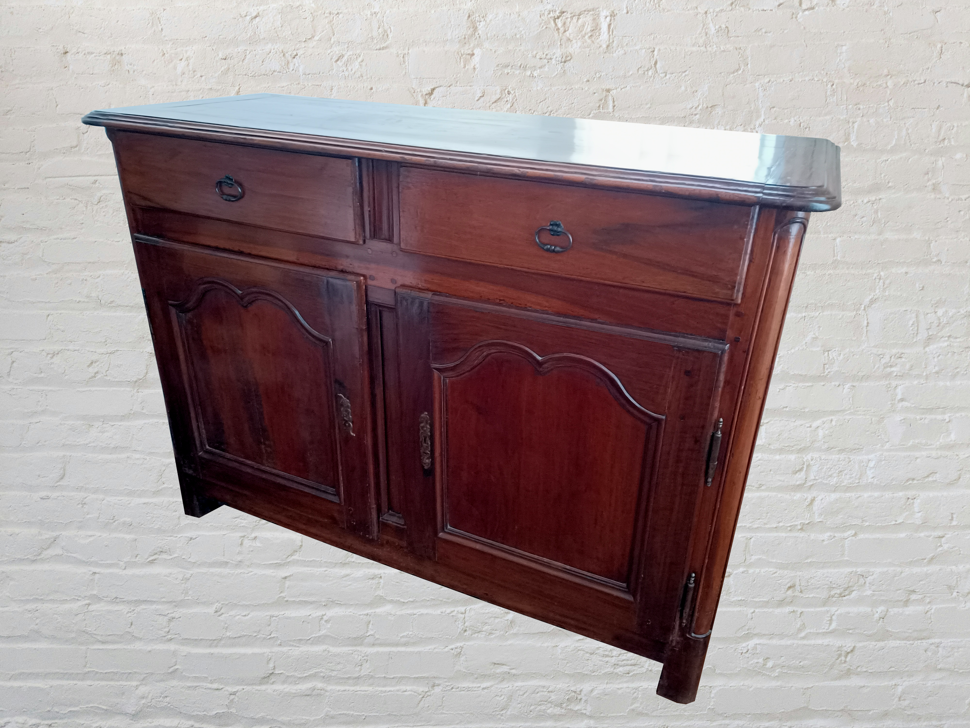 Buffet converti en vitrine bar