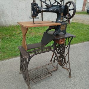 Machine à coudre surjeteuse Singer