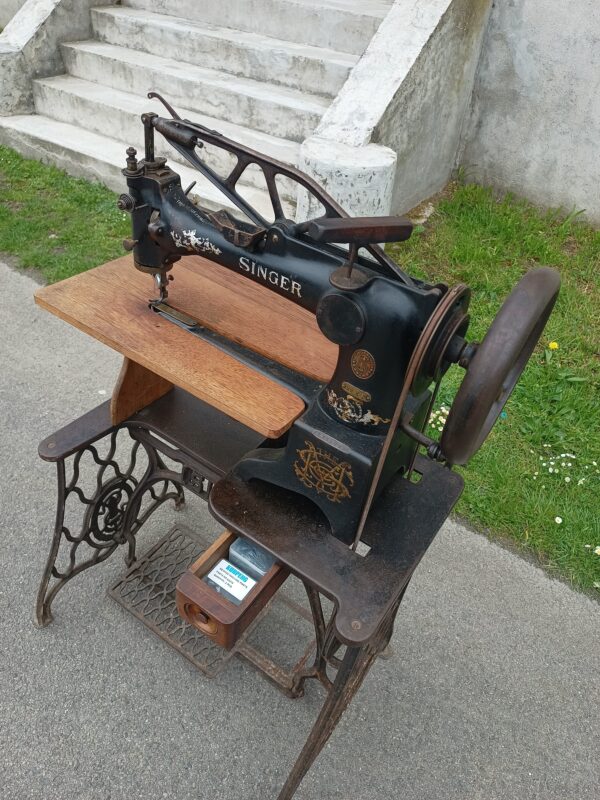 Machine à coudre surjeteuse Singer – Image 3